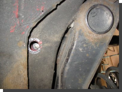 Obere Befestigungsschraube des hinteren D�mpfers (normal hinter Gummistopfen)
